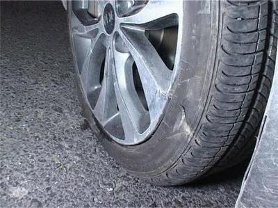 郑州道路施工隐患致车辆爆胎，谁该为“马路暗器”负责？